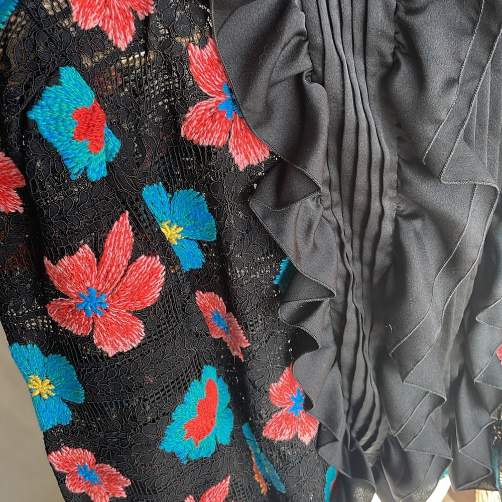 This shirt is very different from the common shirts . - Picture 3 of 10